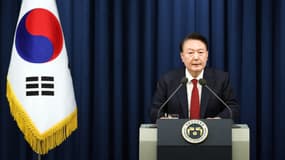 Le président sud-coréen Yoon Suk Yeol prononçant un discours pour déclarer la loi martiale à Séoul. 