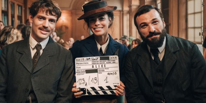 Oscar Lesage, Bérénice Béjo et Thibault Evrard dans la série "Alice".
