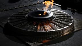 La flamme sacrée du Soldat inconnu sous l'Arc de Triomphe  à Paris, le 11 novembre 2023
