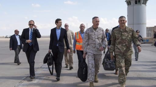 Le général américain Joe Dunford (c, accompagné de Jared Kushner (g) et du général Stephen J. Townsend (d), le 3 avril 2017 à Bagdad