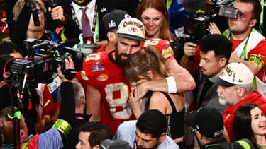 Travis Kelce et Taylor Swift après la victoire des Chiefs de Kansas City au Super Bowl, le 12/02/2024