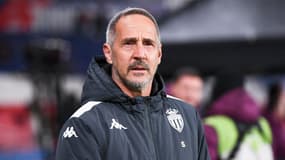 Adi Hütter pendant un match de l'AS Monaco contre le PSG, le 7 février 2025