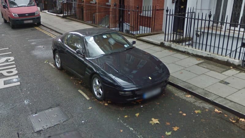 La Ferrari a tellement peu bougé qu'on la retrouve en photo sur Google Street View sur sa place de parking, en 2016.