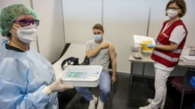 Une infirmière s'apprête à vacciner contre le Covid-19 un employé du groupe de chimie Enovik, le 19 mai 2021 à Hanau, en Allemagne
