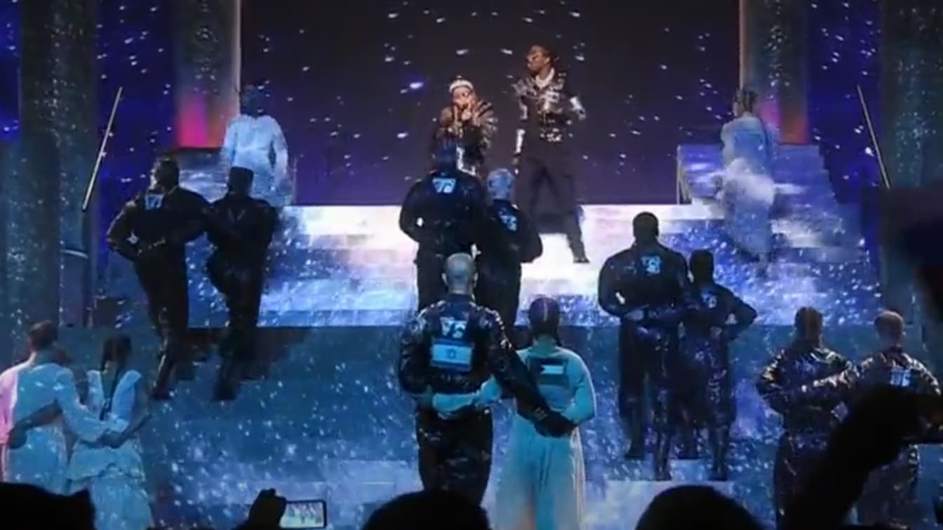 Les drapeaux israélien et palestinien sont brièvement apparus lors de la prestation de Madonna Les drapeaux israélien et palestinien sont brièvement apparus lors de la prestation de Madonna