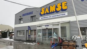 À Guillestre, le nettoyage se poursuit dans le magasin Samse après les inondations ce lundi 11 décembre.