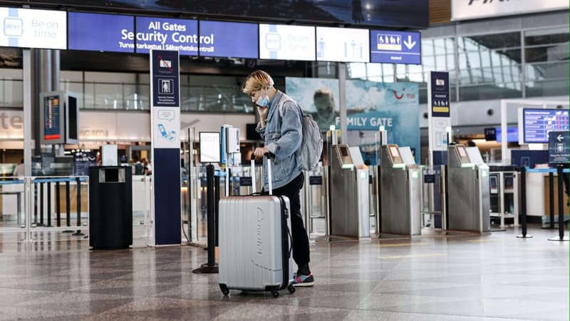 Un passager masqué dans un aéroport finlandais le 13 juillet 2020.