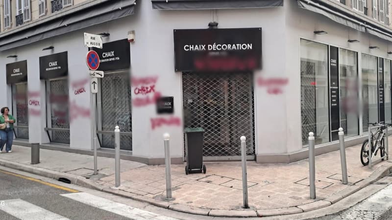 Des tags ont été découverts sur la façade du magasin du député Bernard Chaix (UDR).