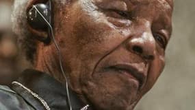 L'ancien président sud-africain Nelson Mandela a été à nouveau hospitalisé en raison d'une infection pulmonaire récurrente. /Photo d'archives/REUTERS/Schalk van Zuydam/Pool
