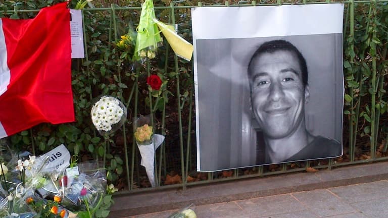 Hommage à Ahmed Merabet, le policier français tué à bout portant lors de l'attaque contre Charlie Hebdo, boulevard Richard Lenoir à Paris le 11 janvier 2015 Hommage à Ahmed Merabet, le policier français tué à bout portant lors de l'attaque contre Charlie Hebdo, boulevard Richard Lenoir à Paris le 11 janvier 2015