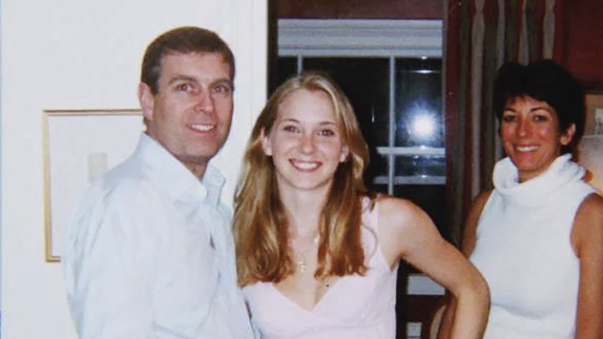 Une photo non datée prise publiée le 9 août 2021 par le United States District Court for the Southern District of New York montre le prince Andrew, Virginia Giuffre et Ghislaine Maxwell.