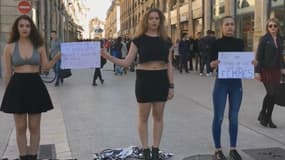 Des jeunes filles menant une expérience pour dénoncer le harcèlement de rue. 