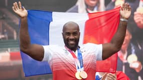Teddy Riner avec ses deux médailles d'or après les JO 2021.