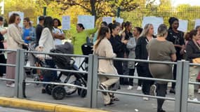 Une centaine de parents devant l'école Mireille Lauze dans le 10e arrondissement de Marseille, venus manifester le matin du jeudi 28 septembre contre le manque de places dans l'établissement ainsi que sa vétusté et son manquement aux normes de sécurité.