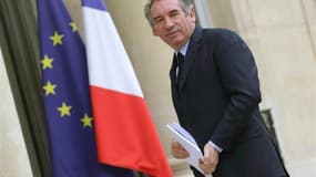 Le centriste François Bayrou a estimé vendredi que le président François Hollande devait engendrer un nouveau climat politique en France en réponse à l'"absurdité" symbolisée par les querelles actuelles à l'UMP. /Photo prise le 30 novembre 2012/REUTERS/Ph