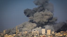 Des volutes de fumée se dégagent des frappes aériennes israéliennes dans la ville de Gaza le 12 octobre 2023.