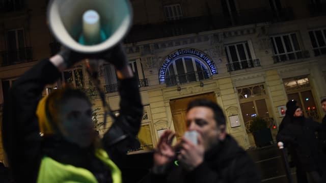 Les manifestants devant le théâtre des Bouffes du Nord, vendredi 17 janvier 2020