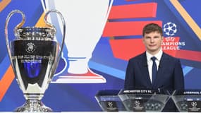 Andreï Archavin avec le trophée de la Ligue des champions, décembre 2021