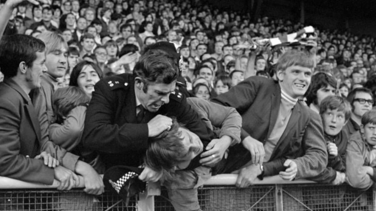 Un policier intervient dans les tribunes d'Anfield lors du match entre les Red Devils et les Gunners en 1971
Un policier intervient dans les tribunes d'Anfield lors du match entre les Red Devils et les Gunners en 1971