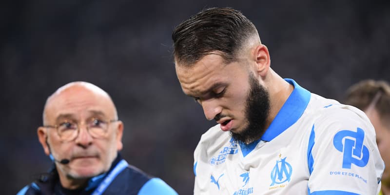 Amine Gouiri avec le staff médical de l'OM pendant un match de Ligue 1, le 12 septembre 2025