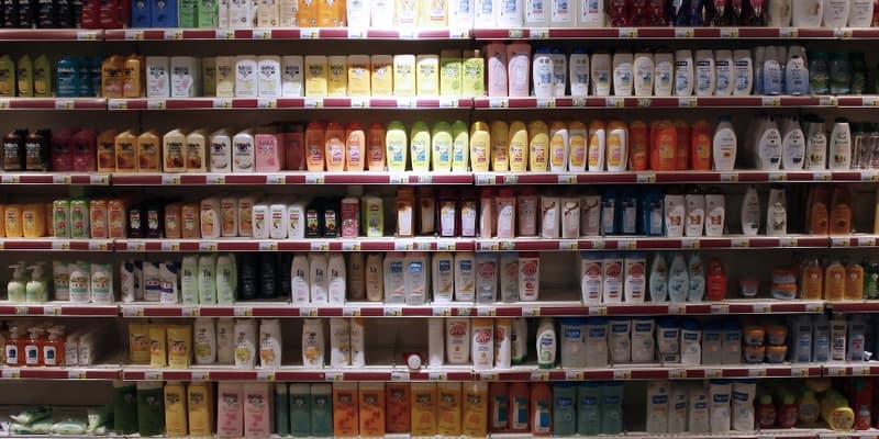Des bouteilles de shampoing dans un supermarché d'Hérouville Saint-Clair (Calvados), en février 2013 (photo d'illustration).