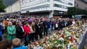 Des milliers de Norvégiens ont respecté une minute de silence lundi à la mi-journée, ici à Bergen, à la mémoire des victimes de l'attentat à la bombe d'Oslo et de la tuerie dans l'île d'Utoya qui ont fait plus de 90 morts vendredi. /Photo prise le 25 juil