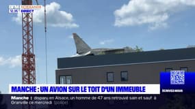 Manche: un ancien avion militaire installé sur le toit d'un immeuble