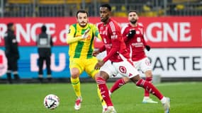 Pedro Chirivella face à Edimilson Fernandes lors de Brest-Nantes, 15 décembre 2024