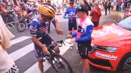 Remco Evenpoel demande à un enfant de se pousser après la 1ere étape du Tour de France le 5 juillet 2025 à Lille