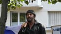 Le chanteur Francis Lalanne le 17 juillet 2021 à Paris lors d'une manifestation contre les restrictions dues au Covid-19