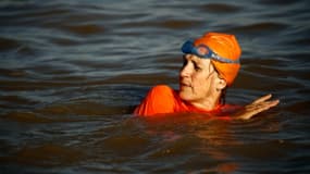 L'ambassadrice néerlandaise au Soudan, Susan Blankhart, nage dans le Nil, le 21 novembre 2015