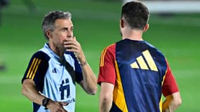 Luis Enrique et Aymeric Laporte lors d'un entraînement de la sélection espagnole, le 18/11/2022 à la Coupe du monde au Qatar
