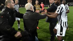 Ivan Savvidis, président du PAOK, débarque sur la pelouse en plein match face à l'AEK Athènes