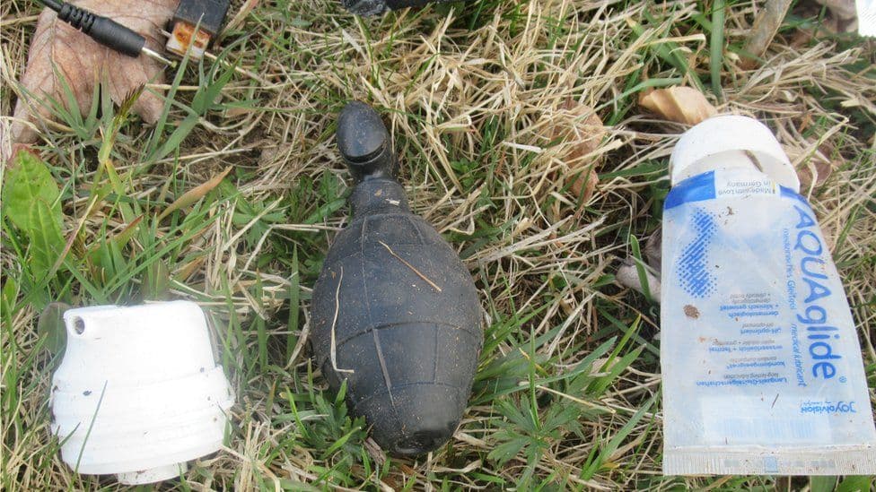 La grenade découverte par un joggeur... était un sextoy La grenade découverte par un joggeur... était un sextoy