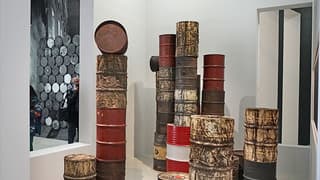 Barils de pétrole empaquetés, 1958-1961. A gauche, photographie du mur de barils de la rue Visconti créé par Christo et Jeanne-Claude à Paris le 27 juin 1962. 
