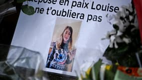 Une photographie de Louise accompagnée de bouquets déposées devant son collège d'Epinay-sur6orge(Essonne) le 8 février 2025