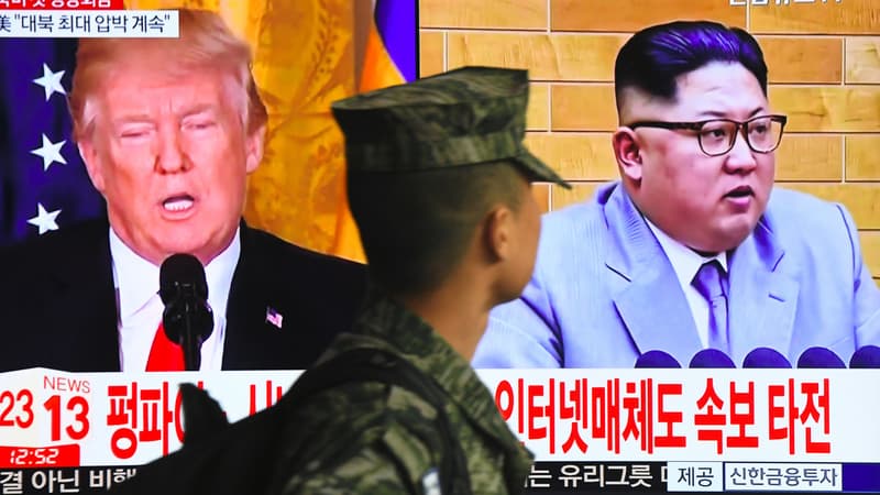 Un soldat sud-coréen passe devant un écran montrant Donald Trump et Kim Jong-un, le 9 mars, à Séoul.