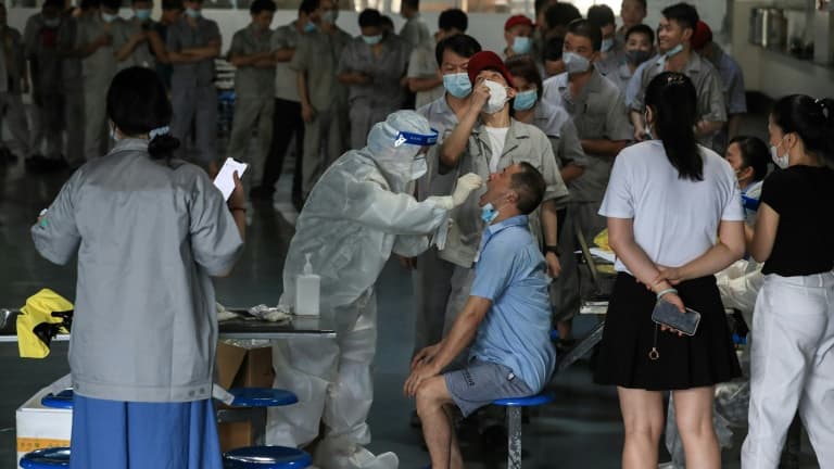 Centre de test Covid-19 dans le réfectoire d'une usine automobile le 4 août 2021 à Wuhan, en Chine, épicentre de l'épidémie en 2019 (photo d'illustration)