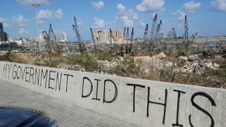 Vue du port de Beyrouth détruit par l’explosion de mardi avec le graffiti « Mon gouvernement a fait ça » sur le mur d’un pont, le 9 août 2020 