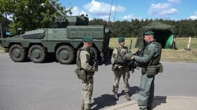 Des soldats patrouillent près du site du sommet de l'Otan à Vilnius, en Lituanie, le 9 juillet 2023.