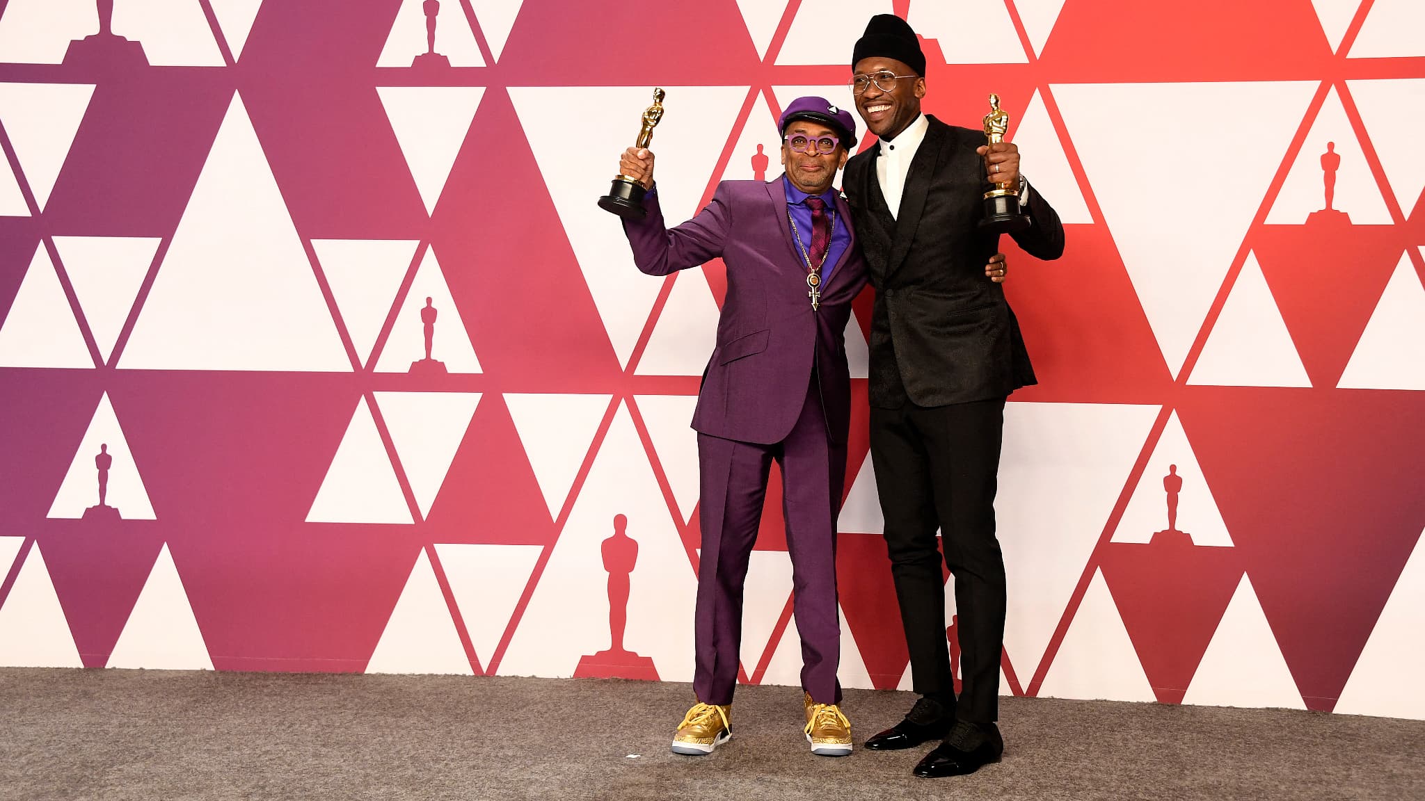 Le réalisateur Spike Lee (g) avec ses Nike Air Jordan Retro 3 aux côtés de l'acteur Mahershala Ali (d) aux Oscars, le 24 février 2019 à Hollywood
