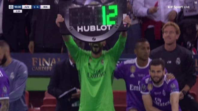 Kiko Casilla s'est emparé du panneau du 4e arbitre Kiko Casilla s'est emparé du panneau du 4e arbitre