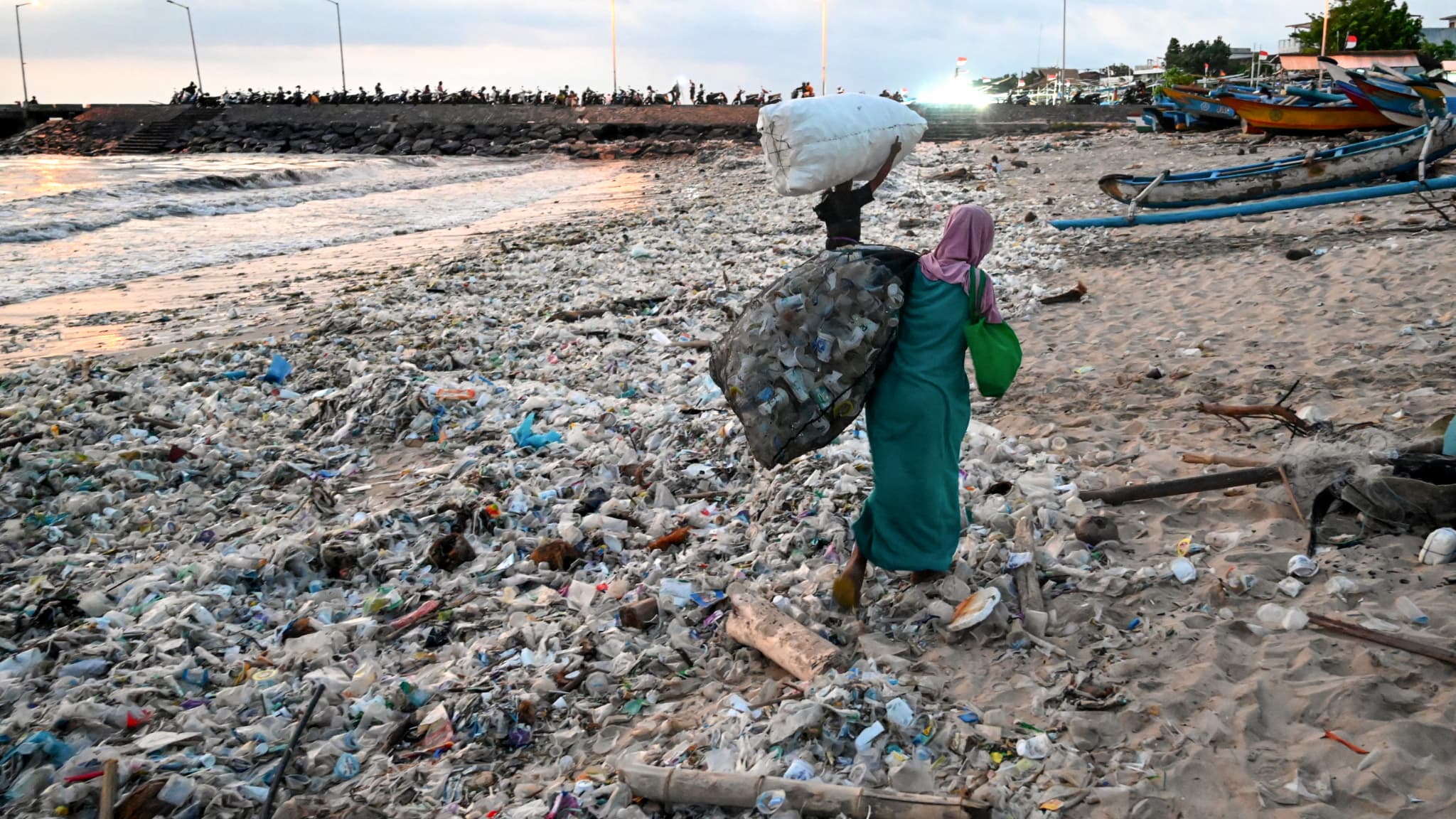 La plage de Kedonganan recouverte de déchets plastiques le mardi 19 mars 2024.