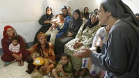 Une religieuse d'une ONG basée à Beni Sueif, à 130 km au sud du Caire, explique à des femmes chrétiennes et musulmanes les conséquences des mutilations génitales, le 19 septembre 2007 en Egypte