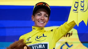 Pauline Ferrand-Prévot sur le podium du maillot jaune après sa victoire sur le Tour de France féminin, 3 août 2025
