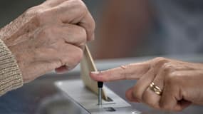 Un électeur à Martres-Tolosane pour les élections régionales 2021