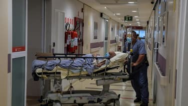 Un patient infecté par le Covid-19 dans une unité de soins intensifs à l'hôpital Albert Einstein de Sao Paulo, Brésil, le 16 novembre 2020