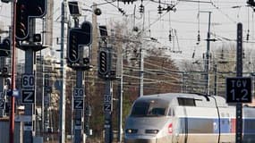 Un TGV entre en gare de Strasbourg. Le gouvernement, Réseau ferré de France et la SNCF ont lancé jeudi un "plan d'urgence" de 40 millions d'euros sur 18 mois pour tenter d'enrayer les actes de vandalisme et les vols de câbles qui perturbent le trafic ferr