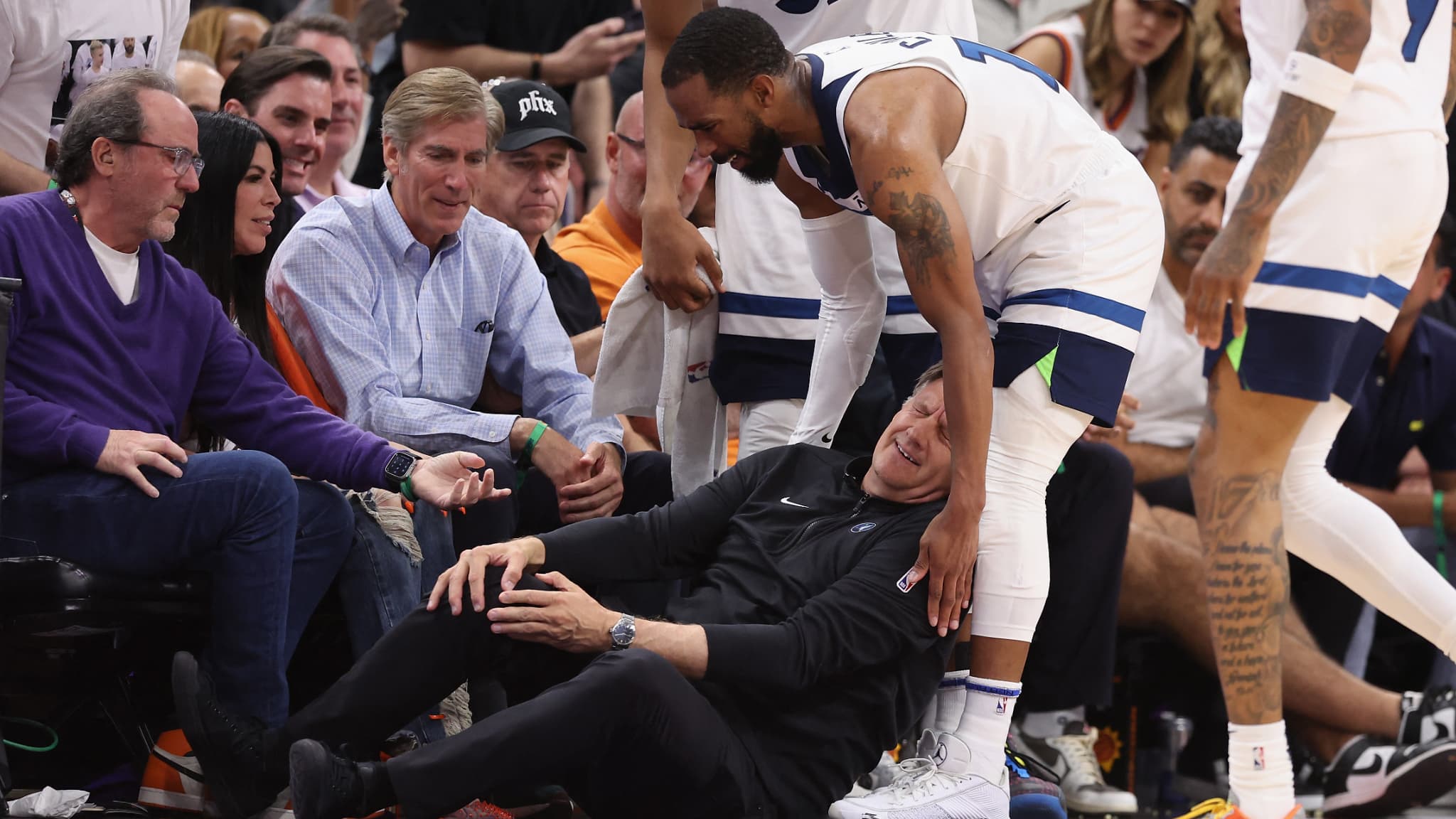 Chris Finch blessé lors du match de playoffs NBA entre Minnesota et Phoenix, le 29/04/2024