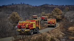 Des camions de pompiers se dirigeant vers le village de Jonquières le 8 août 2025 afin de combattre le mégafeu survenu dans l'Aude cet été. Photo d'illustration